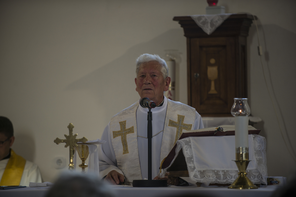 A püspök atya egy nap két misét is mondott Nagyatádon: egyet a bérmálás, egyet pedig a bodvicai templom jubileuma alkalmából (Fotó: Vránics Ildikó) (6 / 2. kép)