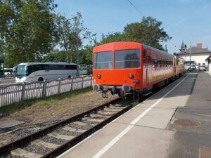 Siófok vasútállomás 'A' vágány és DDKK busz a buszállomás pihenő parkolójában, fotó: Globetrotter19