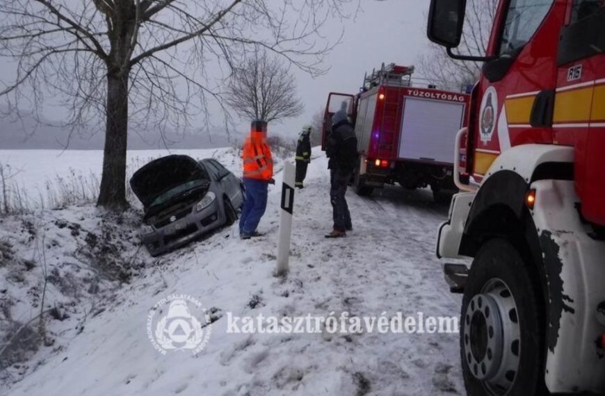 Árokba csúszott az autó