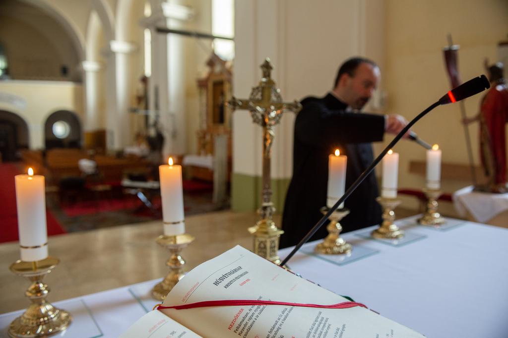 Nehéz ezekben az időkben egyszerre ott lenni és nem ott lenni a híveknek. Az atyának üres templomban korábban nem kellett misét tartania. De az igei szavai messzebb szállnak a templom falainál. Sándor László atya azt mondja: az Isten szolgája soha nem lehet magányos.