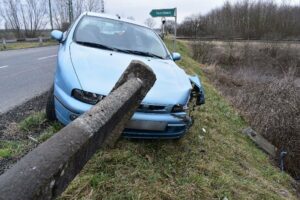 Lopott kocsival, részegen menekült a rendőrök elől két férfi Somogyszobon Fotók: police.hu