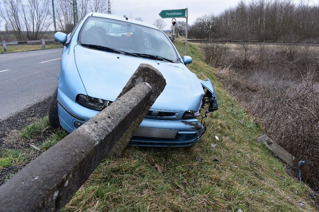 Lopott kocsival, részegen menekült a rendőrök elől két férfi Somogyszobon Fotók: police.hu (5 / 3. kép)