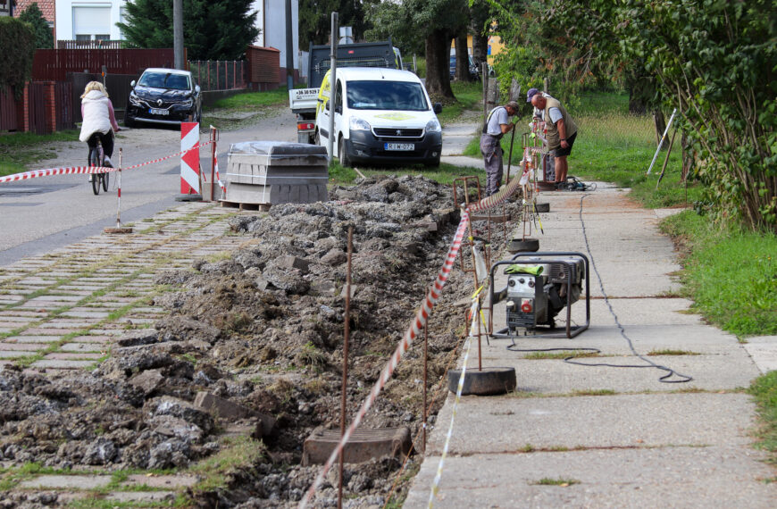 Bontják a parkolót, marják a burkolatot a Móricz Zsigmond utcában