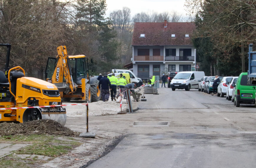 Folyamatosan készülnek a parkolóhelyek a Jókai utcában