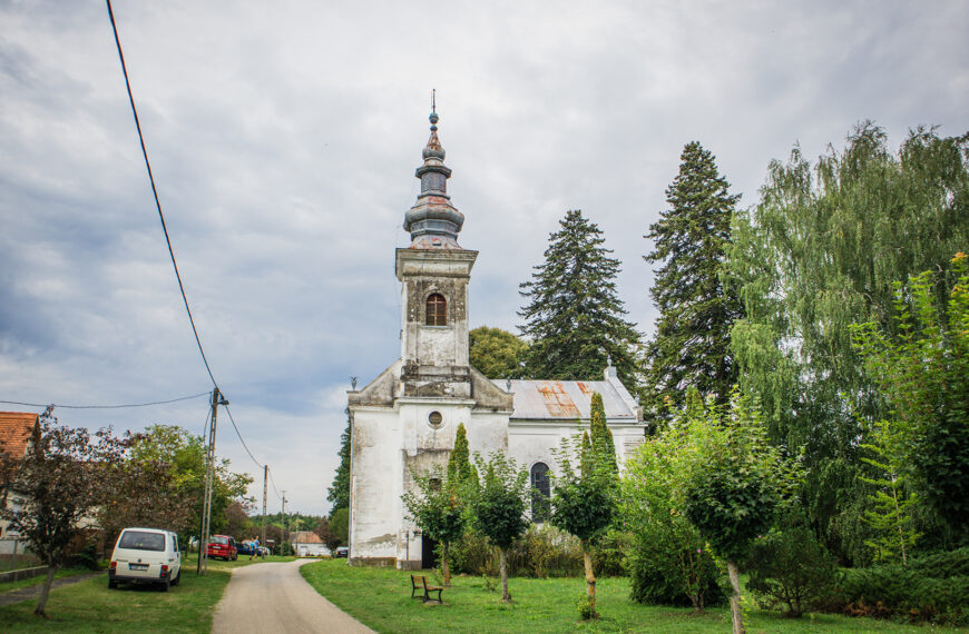 Összefogással mentenék meg a templomukat a kisbajomiak